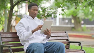 Bir tablet kullanırken inançsızlığını ifade eden sıradan bir Afrikalı Amerikalı 'yı kaybetmek