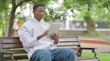 Başarılı Afro-Amerikan Adam Tabletteki Sürprizle Tepki Veriyor