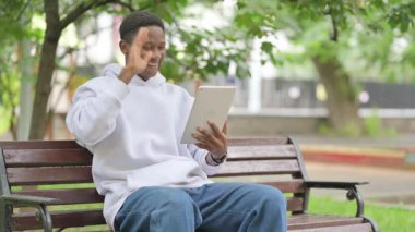 Afro-Amerikan Dışarıdaki Adam 'dan Bir Tablette Video Çağrısı