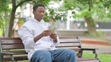 Sıradan Afrikalı Amerikalı Adam Dışarıda otururken Para Sayıyor