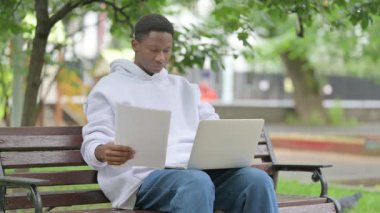 Açık havada çalışırken hayal kırıklığını ifade eden sıradan bir Afrikalı Amerikalı.