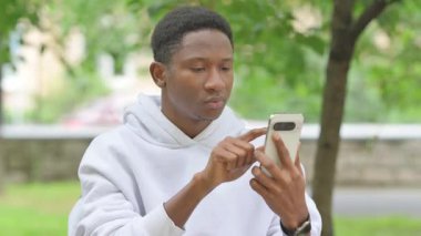 Afrikalı Adam Dışarıda Telefonla Kutluyor