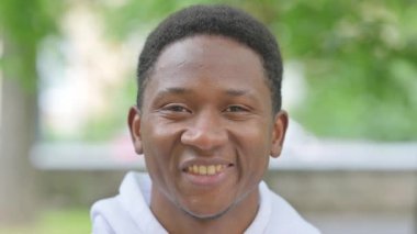 Gülümseyen Afrikalı Adam 'ın yakın çekimi