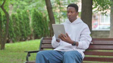 Genç Afrikalı Adam 'ın Tablet' teki Sürprizle Tepkisi