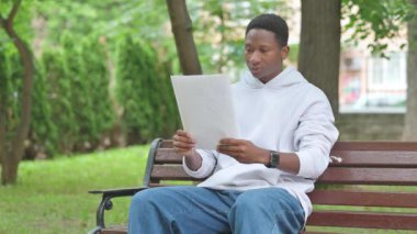 Benç 'te Evrak Okumak İçin Heyecanlı Genç Afrikalı Adam