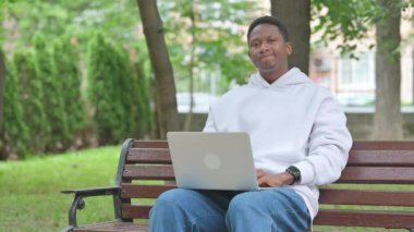 Dizüstü bilgisayarlı Genç Afrikalı Adam tarafından Reddedilme Hareketi