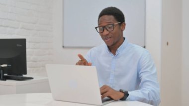 Genç Afrikalı Işadamı tarafından online görüntülü sohbet