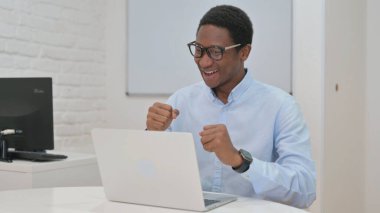 Genç Afrikalı İş Adamı Çevrimiçi Başarı Kutlaması