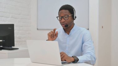 Kulaklıklı genç Afrikalı İşadamı Çağrı Merkezi 'nde Video Sohbeti Yapıyor