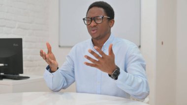 İş yerinde oturan Afrikalı Genç İşadamı