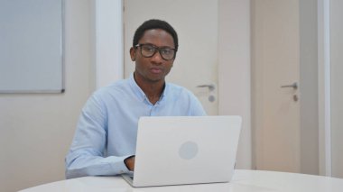 Ofisteki Kameraya Bakan Afrikalı Amerikalı İş Adamı