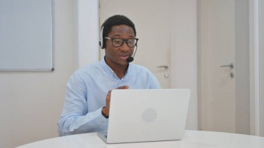 Kulaklıklı Afro-Amerikalı İş Adamı Çağrı Merkezi 'nde Video Sohbeti Yapıyor