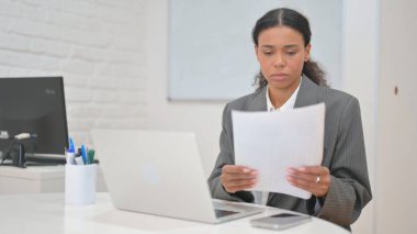 Belgeler ve Laptop Üzerinde Çalışan Afrikalı İş Kadını