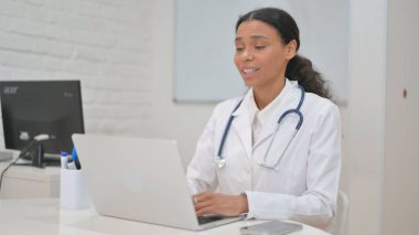 Afrikalı Kadın Doktor Video Sohbetinde Hastayla Konuşuyor