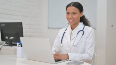 Afrikalı Kadın Doktor Klinikteki Kamerada Gülümsüyor