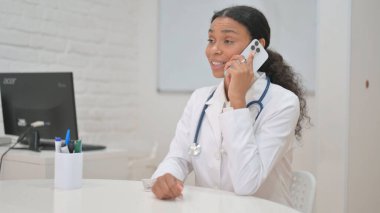 Afrikalı Kadın Doktor Klinikte Telefonda konuşuyor