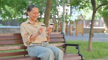 Telefondaki Kredi Kartıyla Çevrimiçi Alışveriş Yapan Genç Kadın