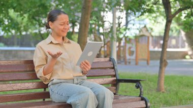 Bir Tablet Kullanırken İnancını İfade Eden Genç Kadın