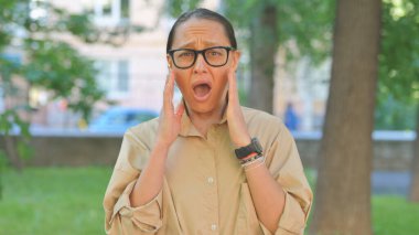 Dışarıdaki Şok İfadesi Olan Çok Etnik Kadın