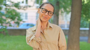 Dışarıda Boyun Ağrısı Olan Çok Etnik Kadın Yorgun