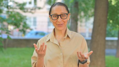 Çok Etnik Kadın Açık Hava Video Sohbeti İçin Konuşuyor