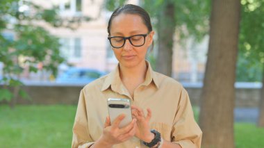 Çok Etnik Kadın Açık havada Akıllı Telefon İnterneti Kullanıyor