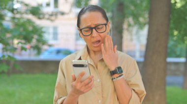 Çok Etnik Kadın Dışarıdaki Telefon İçeriğine Tepki Veriyor
