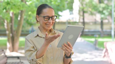 Çoklu Etnik Kadın Tabletle Video Görüşmesi Yapıyor