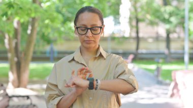 Çoklu Etnik Kadın Parkta Zekâsını Kontrol Ediyor