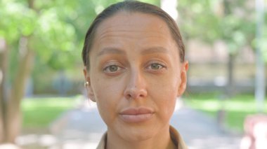 Tarafsız İfadesi Olan Bir Kadının Yakın Çekim Portresi