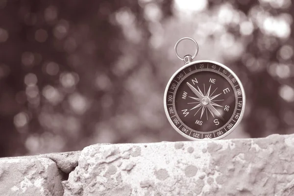 Kulatý Kompas Přírodním Pozadí Jako Symbol Cestovního Ruchu Kompasem Cestování — Stock fotografie