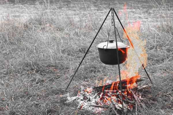 Gotowanie Pyszne Smaczne Jedzenie Zewnątrz Ogniu Garnku Żelaza Latem Dobrej — Zdjęcie stockowe