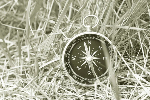 Okrągły Kompas Naturalnym Tle Jako Symbol Turystyki Kompasem Podróży Kompasem — Zdjęcie stockowe