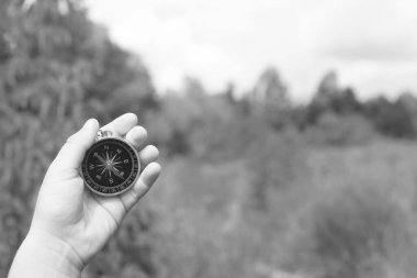 Pusula ile turizmin, pusula ile seyahat etmenin ve pusula ile açık hava aktivitelerinin sembolü olarak, doğal arka planda eski klasik navigasyon pusulası bulunmakta