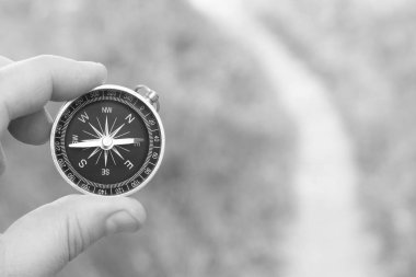 Pusula ile turizmin sembolü olarak doğal arka planda yuvarlak pusula ve pusula ile seyahat ve pusula ile açık hava aktiviteleri