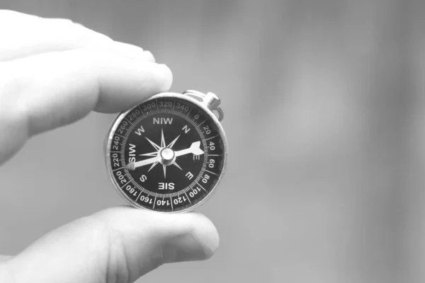 Starý Klasický Navigační Kompas Ruce Přírodním Pozadí Jako Symbol Cestovního — Stock fotografie