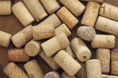 Şarap mantarlı şarap mantarları kırmızı şarap şişelerinden ve beyaz şarap şişelerinden mantarlar ve diğer şarap mantarları.