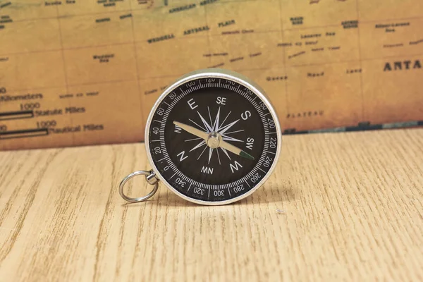 Klasyczny Okrągły Kompas Tle Starej Zabytkowej Mapy Świata Jako Symbol — Zdjęcie stockowe