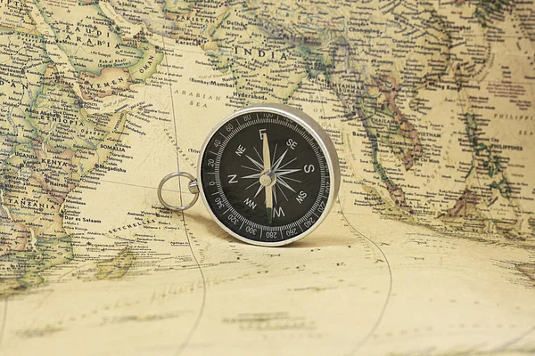 Klassischer Runder Kompass Auf Dem Hintergrund Einer Alten Historischen Weltkarte — Stockfoto