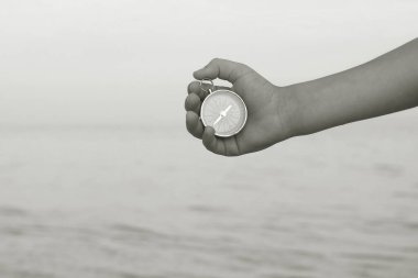 Pusula ile turizmin, pusula ile seyahat etmenin ve pusula ile açık hava aktivitelerinin sembolü olarak, doğal arka planda eski klasik navigasyon pusulası bulunmakta