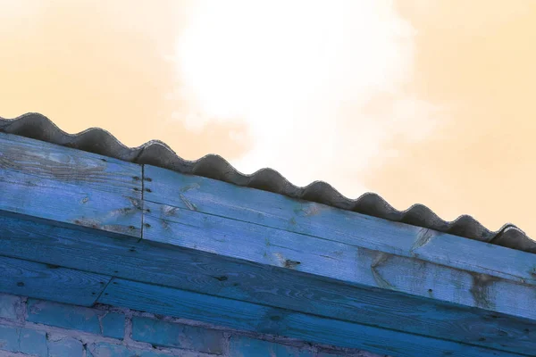 Roof House Made Gray Corrugated Slate Wooden Beams Sky Background — Stock fotografie