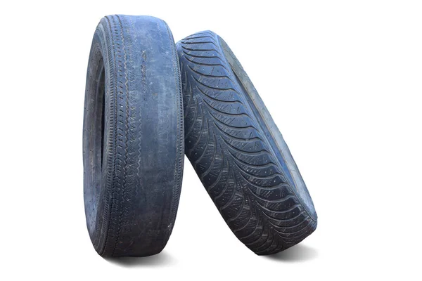 タイヤの損傷を受けたタイヤのサンプルとして白地に隔離された別の古いタイヤの横に古い摩耗タイヤ — ストック写真
