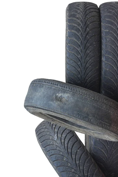 旧轮胎在另一个旧轮胎旁边磨损 以白色为背景隔离 作为从一些轮胎损坏轮胎的样本 — 图库照片