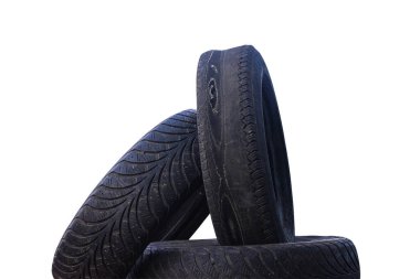 Bazı lastiklerin hasarlı lastik örneği olarak beyaz arka planda izole edilmiş başka bir eski lastiğin yanında eski yıpranmış lastik.