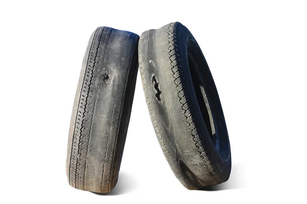 배경에 타이어 타이어가 타이어에서 손상된 타이어 샘플로 분리되어 스톡 사진