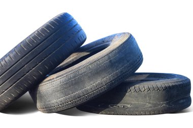 Bazı lastiklerin hasarlı lastik örneği olarak beyaz arka planda izole edilmiş başka bir eski lastiğin yanında eski yıpranmış lastik.