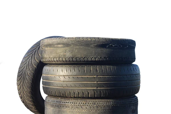 タイヤの損傷を受けたタイヤのサンプルとして白地に隔離された別の古いタイヤの横に古い摩耗タイヤ — ストック写真