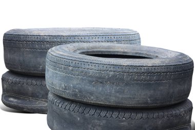 Bazı lastiklerin hasarlı lastik örneği olarak beyaz arka planda izole edilmiş başka bir eski lastiğin yanında eski yıpranmış lastik.