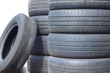 Bazı lastiklerin hasarlı lastik örneği olarak beyaz arka planda izole edilmiş başka bir eski lastiğin yanında eski yıpranmış lastik.