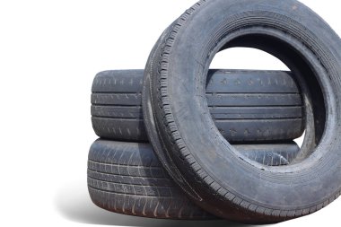 Bazı lastiklerin hasarlı lastik örneği olarak beyaz arka planda izole edilmiş başka bir eski lastiğin yanında eski yıpranmış lastik.